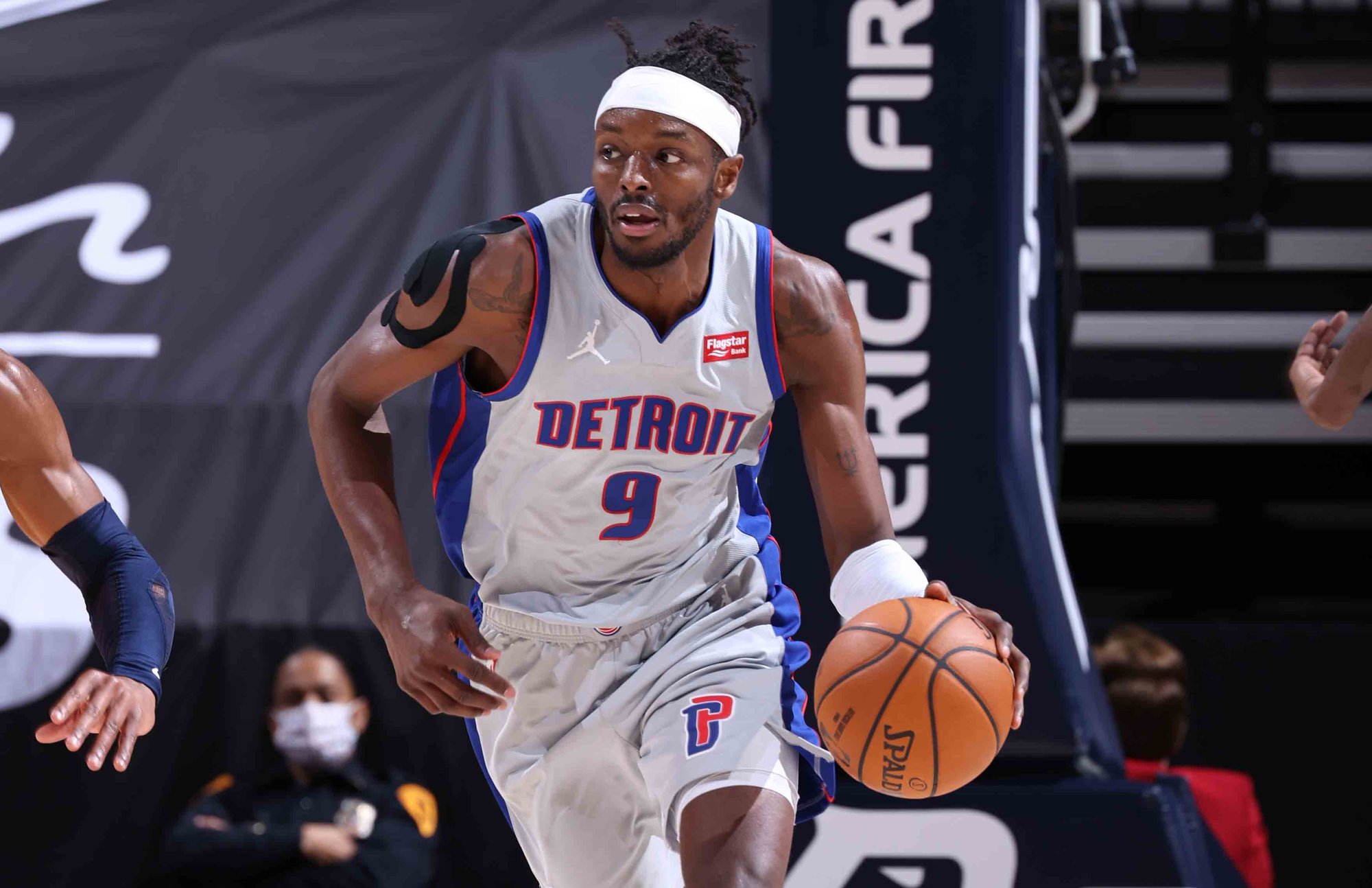 开云体育官方下载德罗巴与90激战加拿大队分钟底特律活塞回应争议备战NBA季后赛，辽宁本钢转会期防线松动看傻球迷的简单介绍